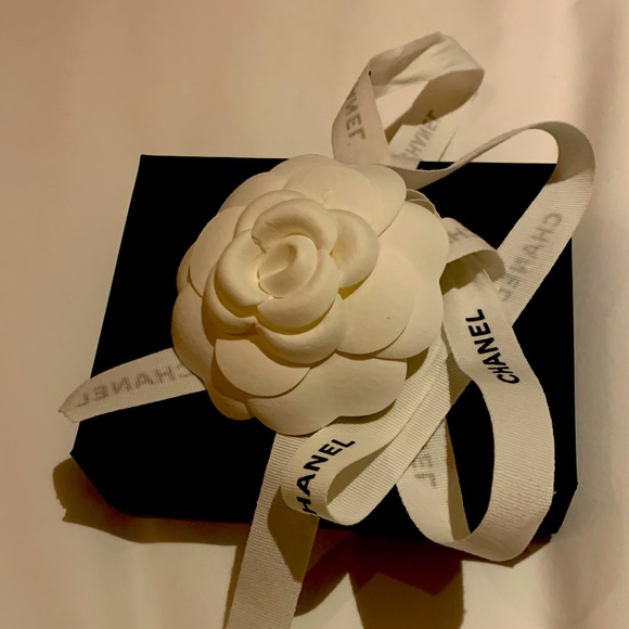 CHANEL Black Box with White Camellia med size must have!